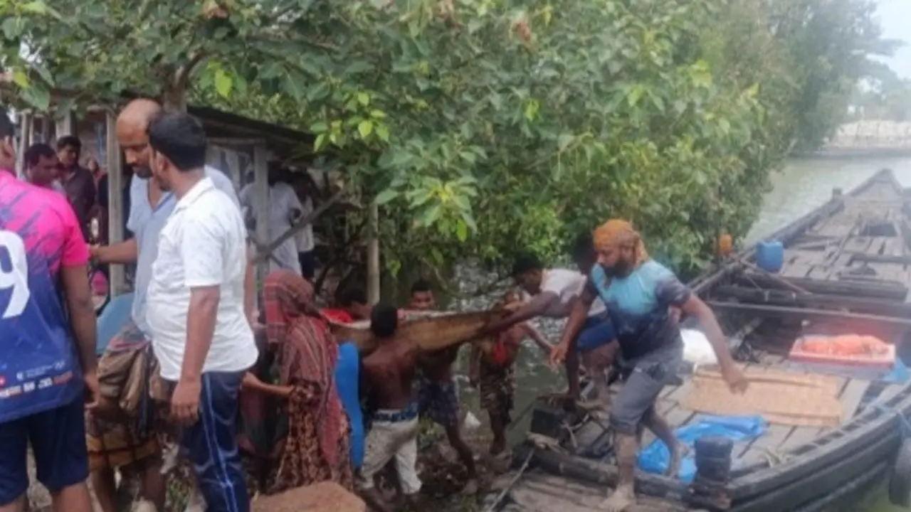 শ্যামনগরে মালঞ্চ নদীতে মাছ ধরার সময় বজ্রপাতে জেলের মৃত্যু