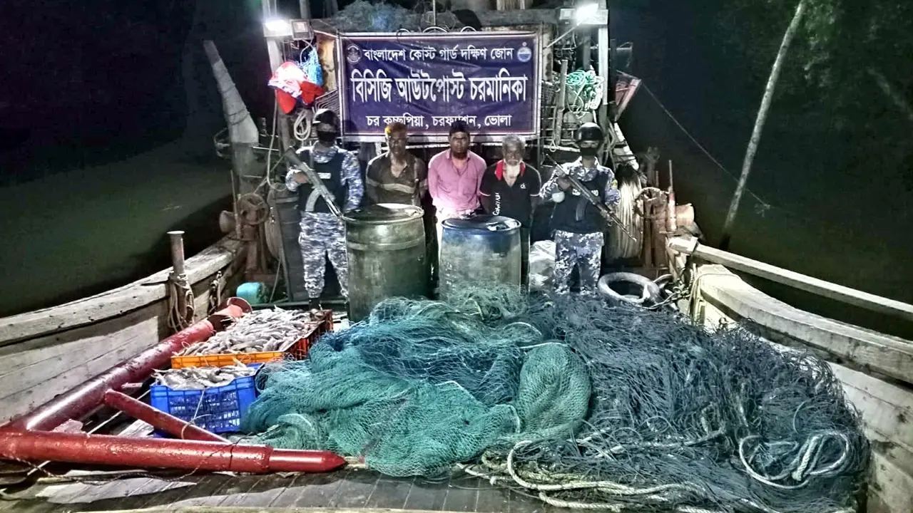 ভোলায় অবৈধ ট্রলিংবোট, জাল ও মাছসহ ৩ জেলে আটক