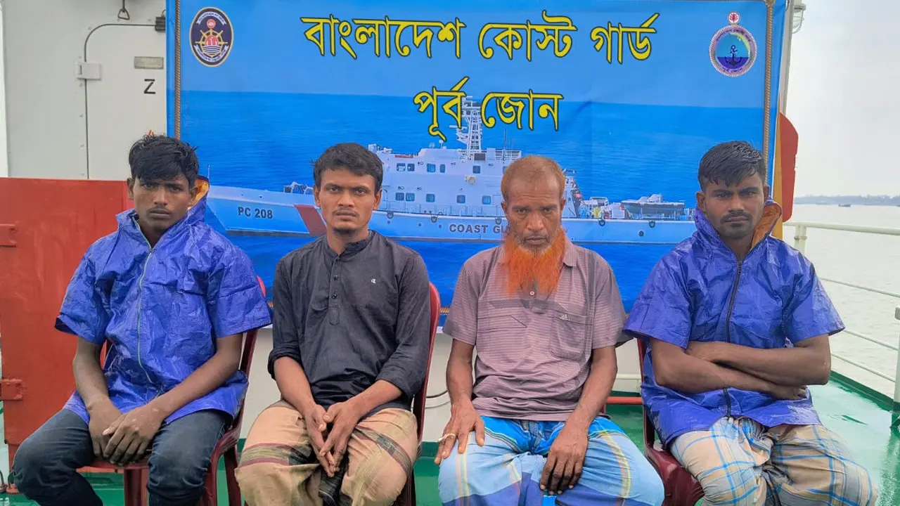 গভীর সমুদ্রে ভাসমান ফিশিং বোটসহ ৪ জেলেকে উদ্ধার করল কোস্টগার্ড