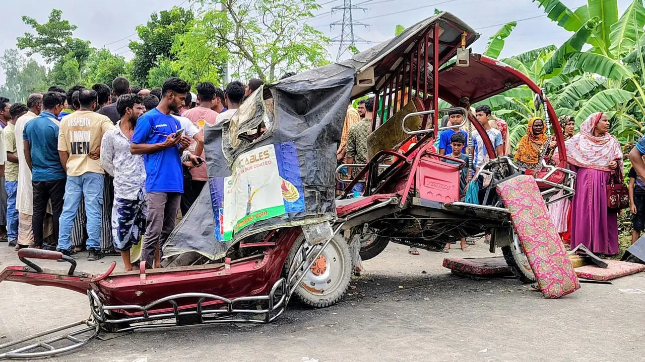 গাইবান্ধায় অটোরিকশায় বাসের ধাক্কা, চালক নিহত