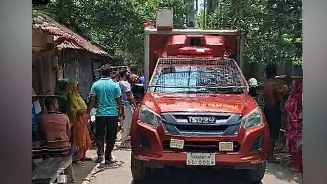 পছন্দের ফুটবল দলের পতাকা টানাতে গিয়ে জ্ঞান হারালেন যুবক