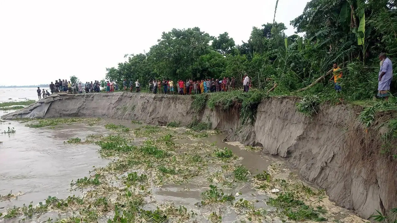 গাইবান্ধায় তিস্তার পানি কমলেও বাড়ছে তিন নদীতে, থামছে না ভাঙন