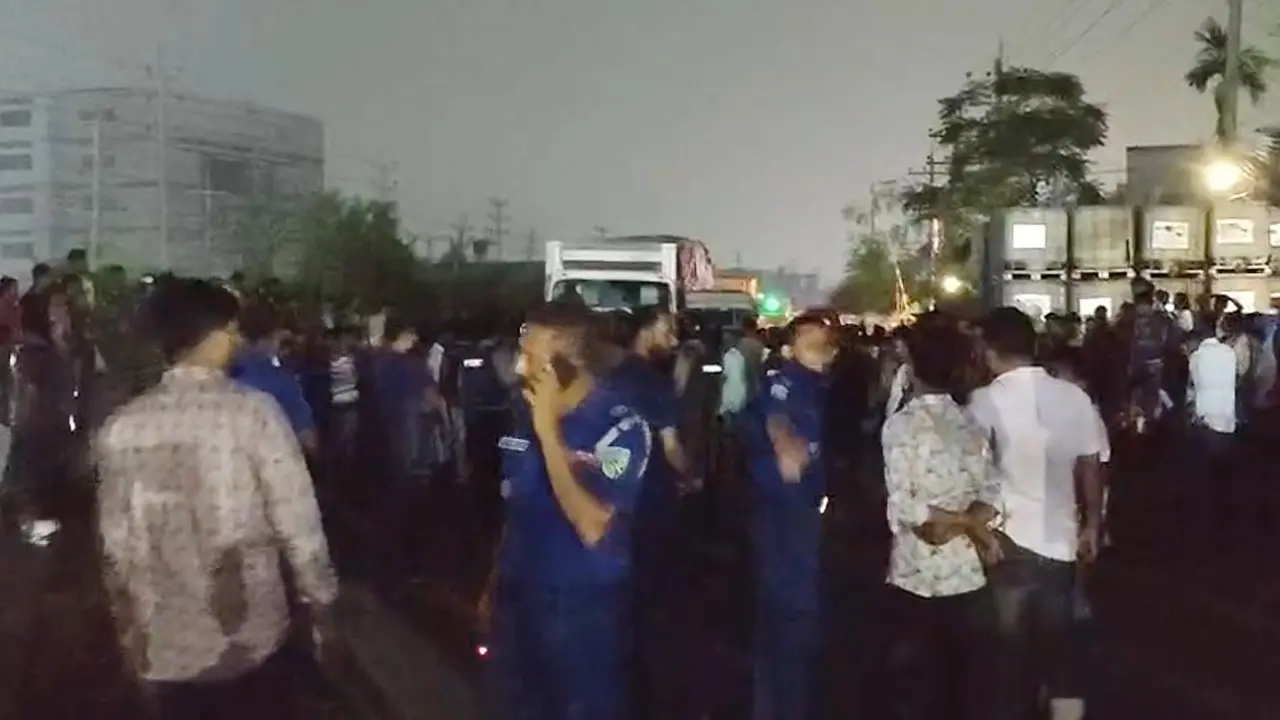 গাজীপুরে মধ্যরাতে শ্রমিকদের মহাসড়ক অবরোধ, দীর্ঘ যানজটে আটকা মানুষ