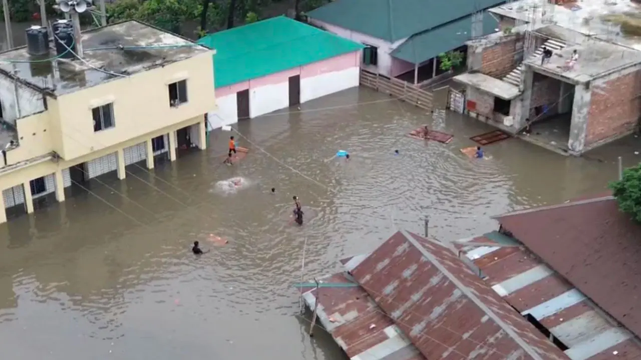 গাজীপুরে ২৪ ঘণ্টা ধরে পানিবন্দি হাজারো পরিবার, বিশুদ্ধ পানি-খাবার সংকট