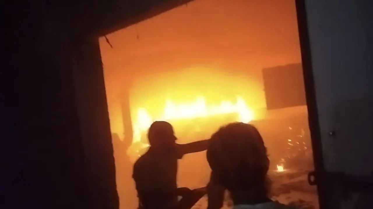 গাজীপুরের কালিয়াকৈরে তুলার গুদামে ভয়াবহ আগুন