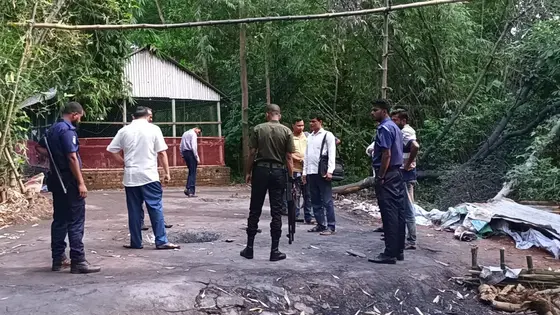 গাজীপুরে ব্যাটারি পুড়িয়ে সীসা তৈরি, কারখানা বন্ধ করল প্রশাসন
