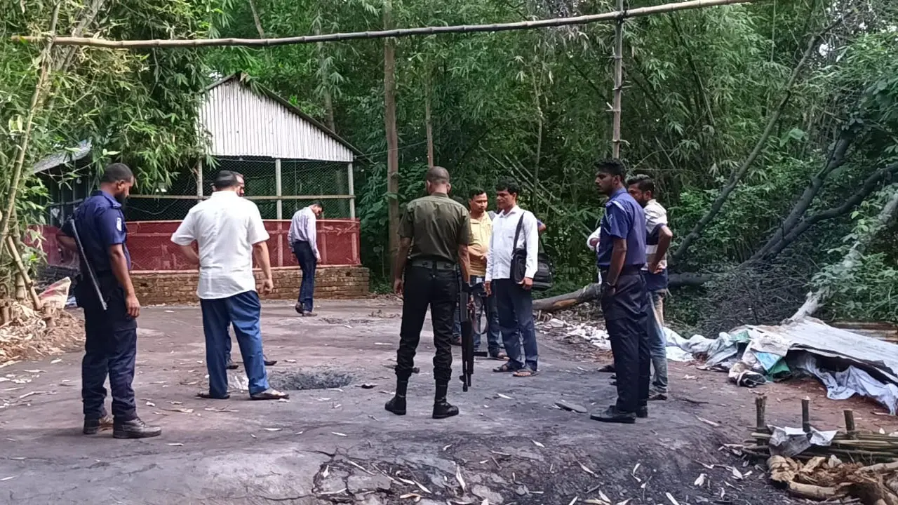 গাজীপুরে ব্যাটারি পুড়িয়ে সীসা তৈরি, কারখানা বন্ধ করল প্রশাসন