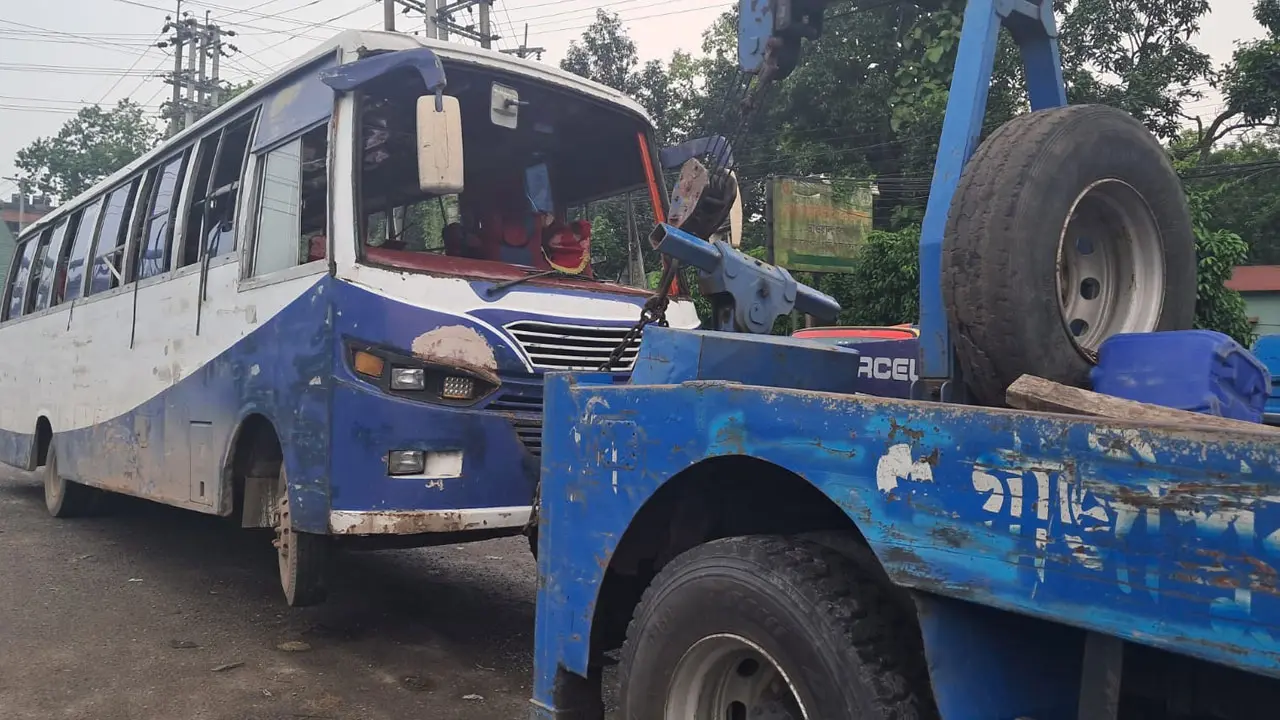 গাজীপুরে বিশ্ববিদ্যালয়ের বাস উল্টে ২১ শিক্ষার্থী আহত
