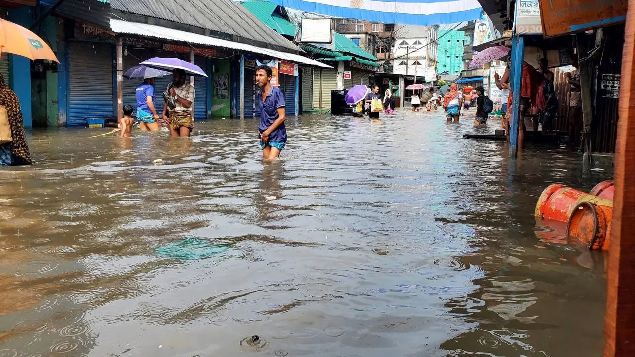 কালিয়াকৈরে দুই ঘণ্টার বৃষ্টিতে পানিবন্দি হাজারো পরিবার, ডুবেছে সড়ক