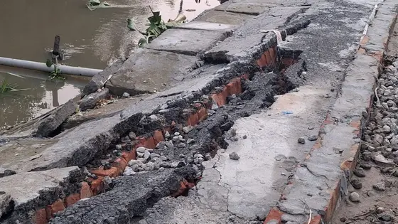 গাজীপুরে নির্মাণের ৩ মাসেই ধসে গেছে ৯ কোটি টাকার সড়ক