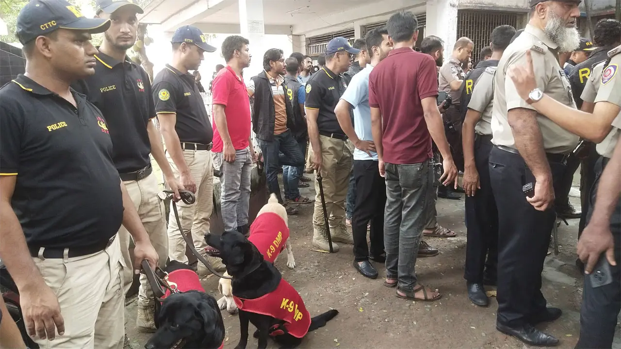 জেনেভা ক্যাম্পে ৩ বাহিনীর সাড়ে তিন শ সদস্যের অভিযান, আটক ১৬