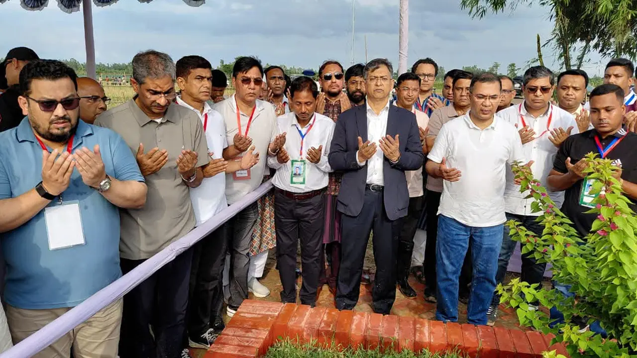 শহীদ ওয়াসিমের কবর জিয়ারত করলেন প্রধানমন্ত্রী, দিলেন আর্থিক সহায়তা