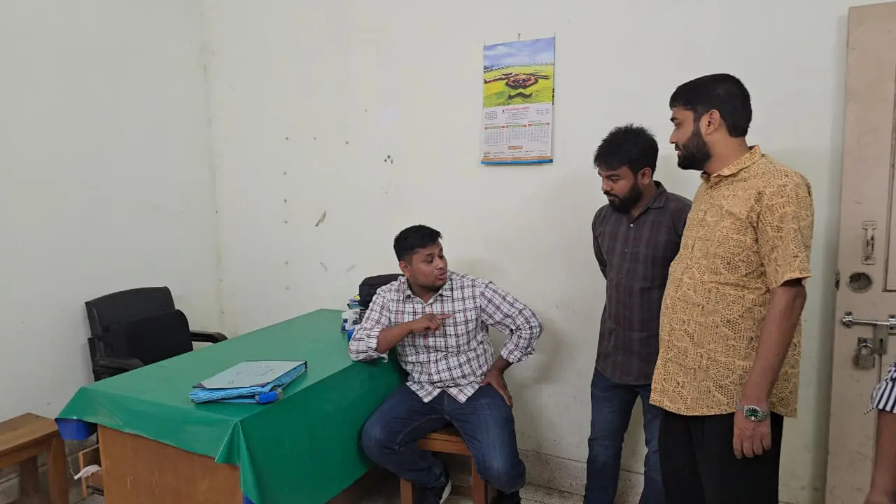 আকস্মিক হাসপাতাল পরিদর্শনে হাসনাত, অনুপস্থিত ৫ চিকিৎসককে শোকজ