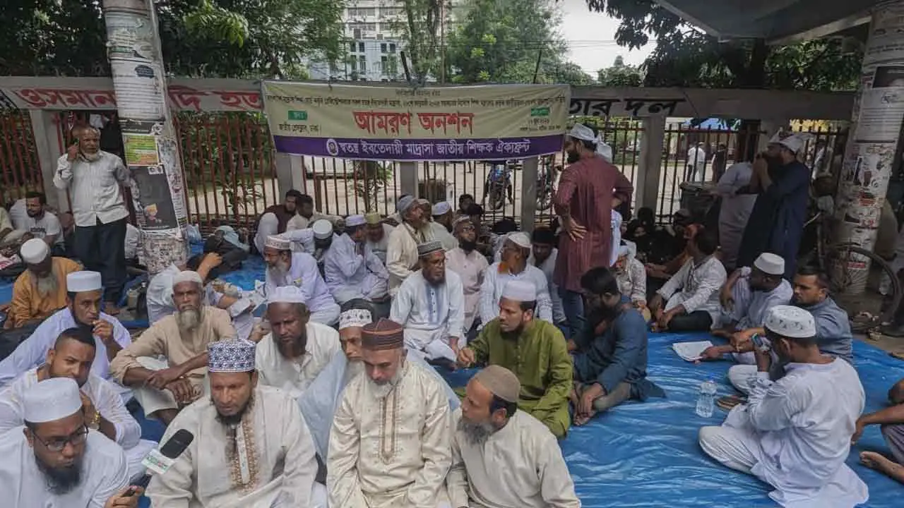ইবতেদায়ি মাদরাসার এমপিও দাবিতে লং মার্চ, পুলিশের সঙ্গে শিক্ষকদের সংঘর্ষ
