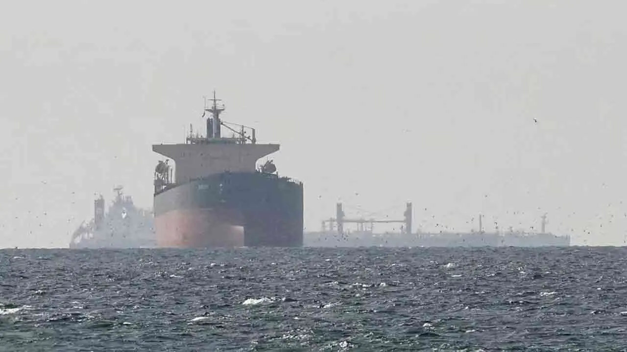 হরমুজে ১০৭ দিন ধরে আটকা ৫৬২ ভারতীয় নাবিক