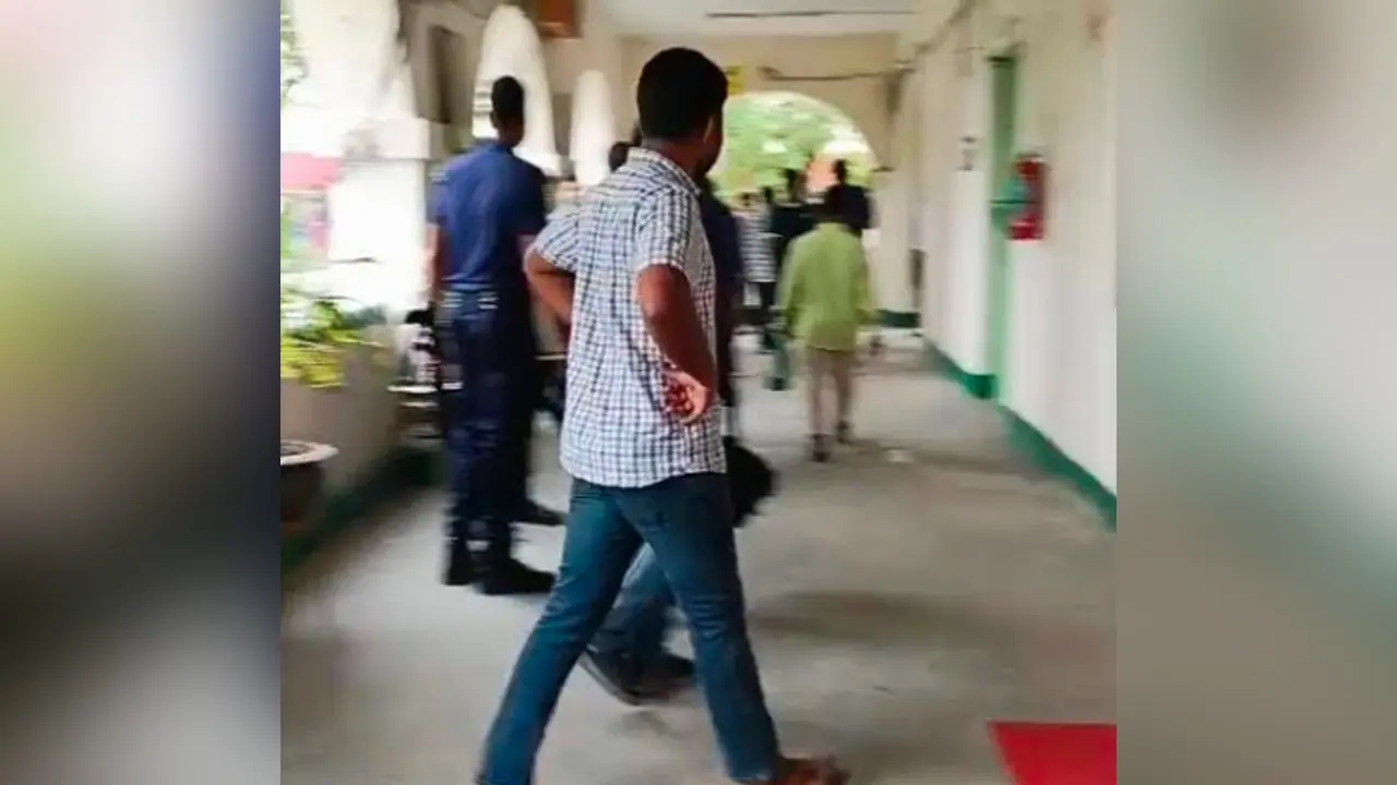 ডিসি অফিসে দুই বিএনপি নেতার মারামারি, আহত কর্মচারী