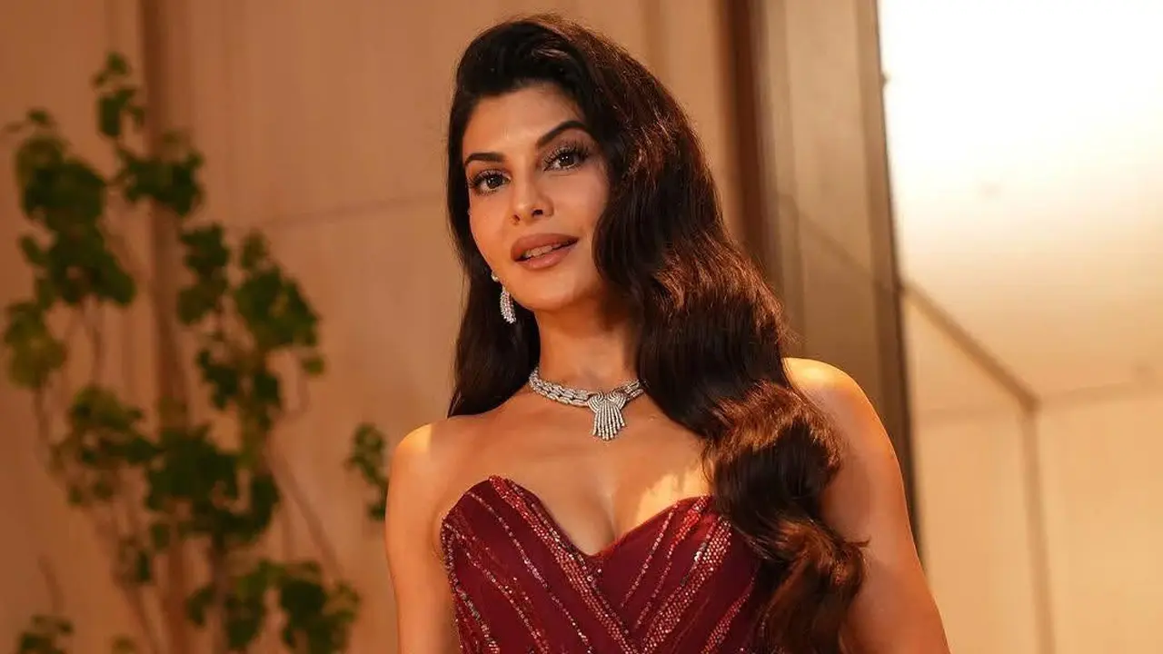 উপহার নিয়ে ফেঁসে যাচ্ছেন জ্যাকুলিন