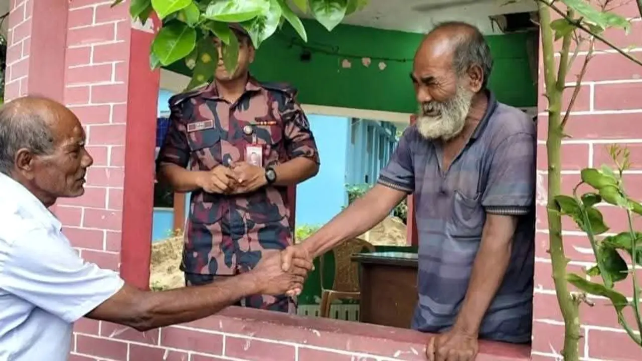 পুশইন করা সেই বৃদ্ধ ফিরে পেলেন পরিবার