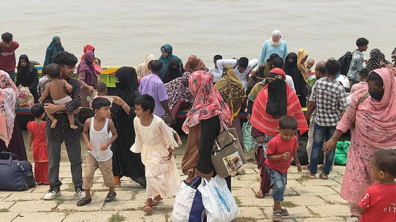 মহাসড়কে যানজট, ঝুঁকি নিয়ে নদীপথে ঢাকায় ফিরছে মানুষ