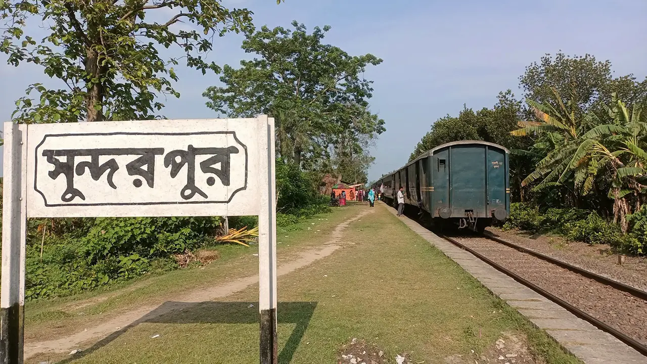 ১০ ঘণ্টা পর খুলনার সঙ্গে সারা দেশের ট্রেন চলাচল শুরু