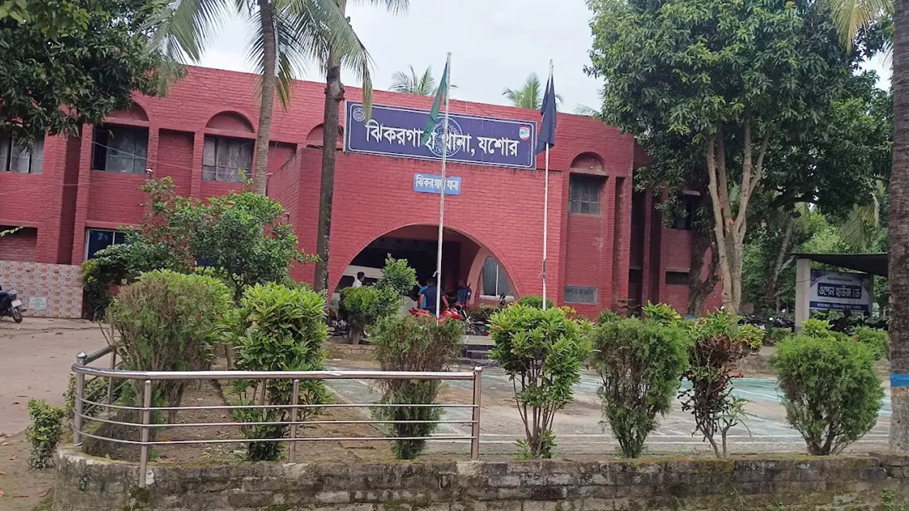 ওসির মধ্যস্থতায় ঘুষের আড়াই লাখ টাকা ফেরত পেলেন ভুক্তভোগীরা