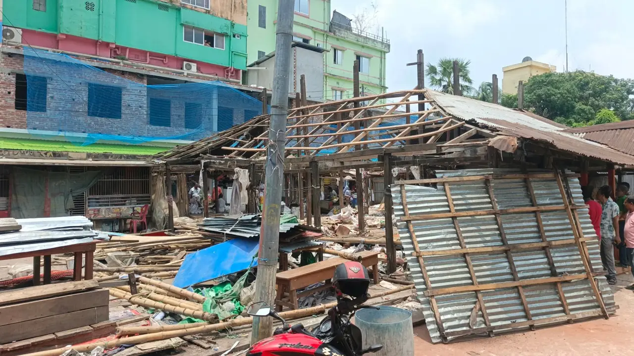 প্রশাসনের হস্তক্ষেপে ঝালকাঠির ঐতিহ্যবাহী বারোচালা ভাঙার কাজ স্থগিত