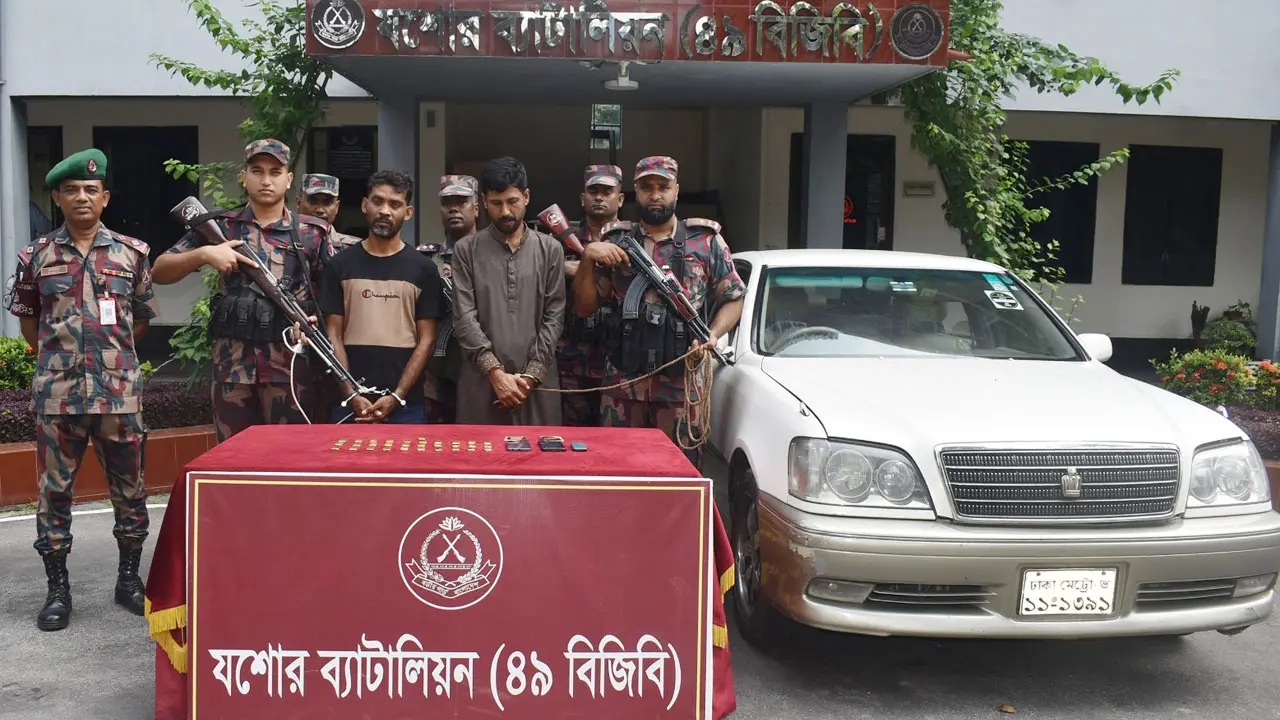 ভারতে পাচারের সময় ৩১টি স্বর্ণের বারসহ আটক ২
