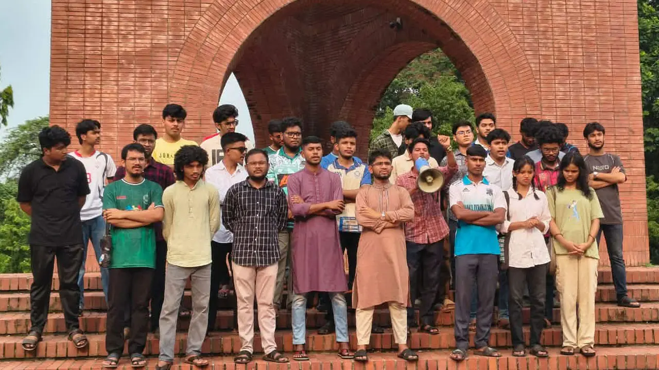 ‘জুলাইযোদ্ধা’ বলে জাবি শিক্ষার্থীকে নির্যাতন, ক্যাম্পাসে বিক্ষোভ