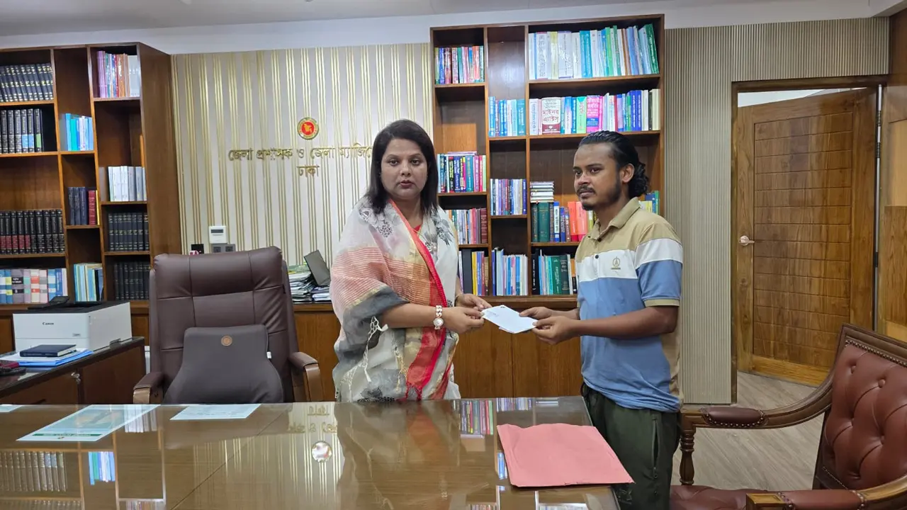 গুলিবিদ্ধ জুলাই যোদ্ধাকে আর্থিক সহায়তা দিলেন ঢাকার জেলা প্রশাসক