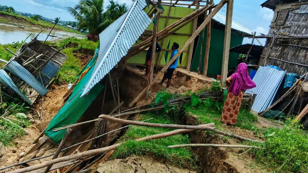 কাপ্তাই লেকের ভাঙনে বসতঘর হারিয়ে নিঃস্ব সমির আলী