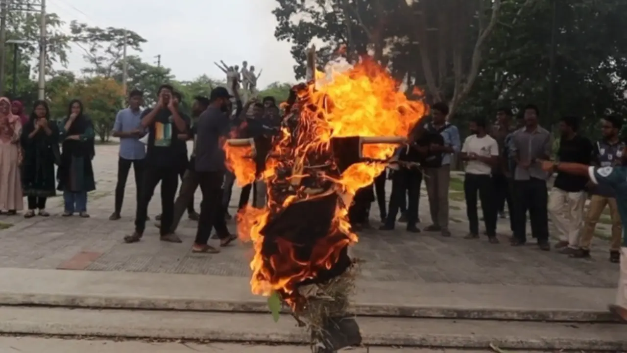 ছাত্রীকে যৌন হয়রানির অভিযোগে খুবি শিক্ষকের কুশপুত্তলিকা দাহ