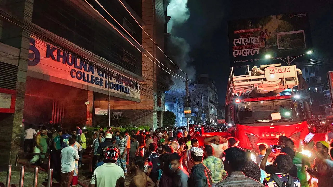 খুলনা সিটি মেডিকেলে ভয়াবহ আগুন, নিয়ন্ত্রণে ১২ ইউনিট