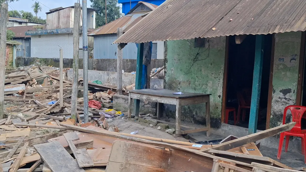 কিশোরগঞ্জে মুক্তিযোদ্ধা কার্যালয় ভাঙচুর-লুটপাট
