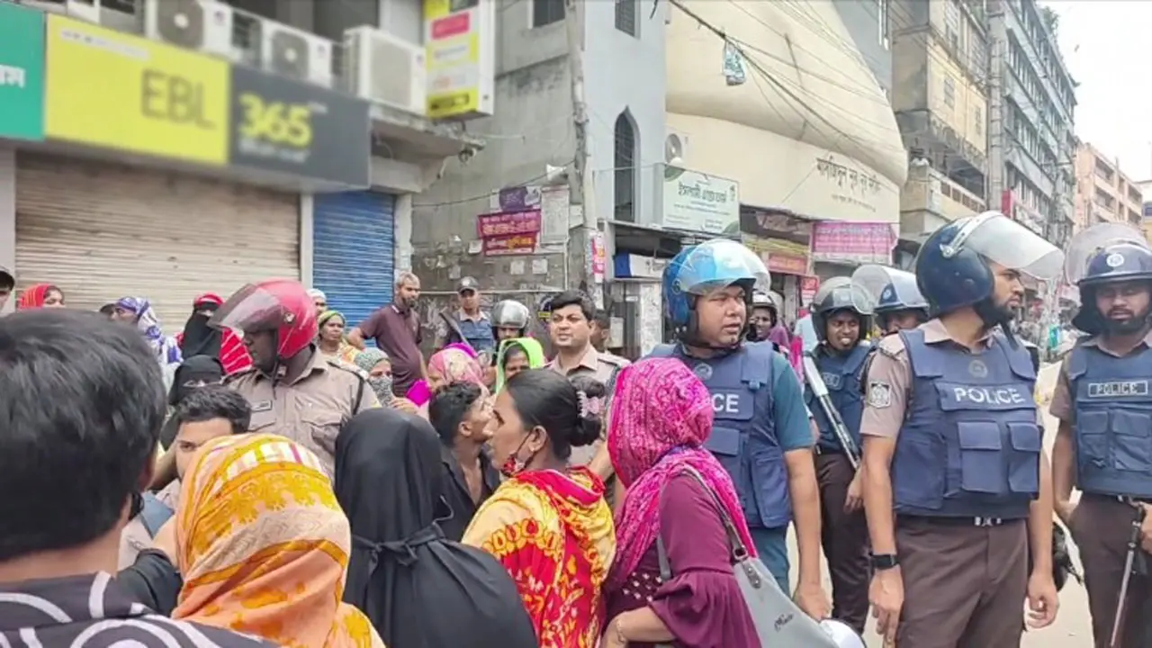 কচুক্ষেতে গার্মেন্টস কর্মীদের সঙ্গে পুলিশের ধাওয়া পাল্টা ধাওয়া