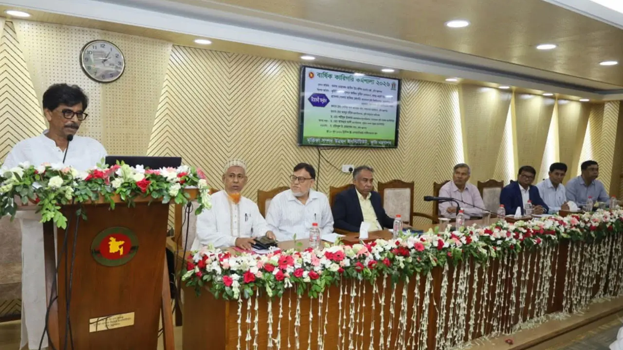 অতিরিক্ত সার ব্যবহারের ফলে অম্লতা বেড়ে মাটির উর্বরতা কমে গেছে