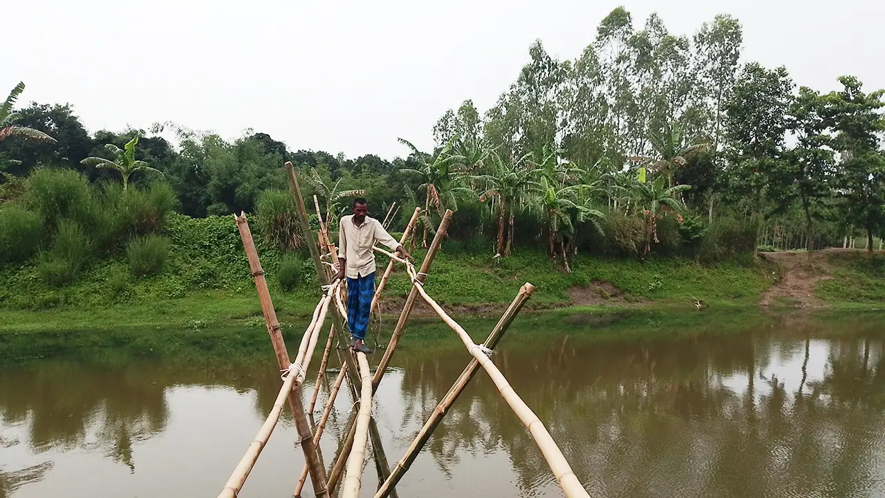 অত্যন্ত ঝুঁকিপূর্ণ বাঁশের সাঁকোতে ২০ হাজার মানুষের পারাপার