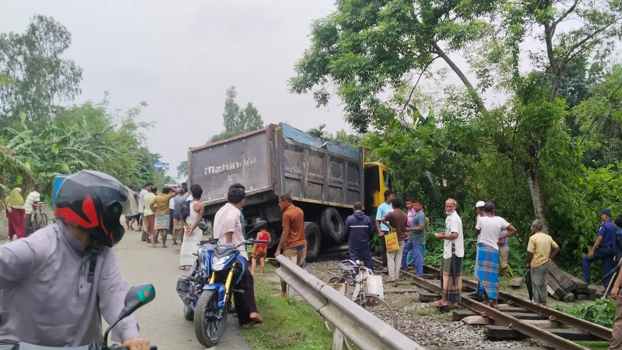 কুড়িগ্রামে রেললাইনের ওপর বালুভর্তি ট্রাক উল্টে ট্রেন চলাচল বন্ধ