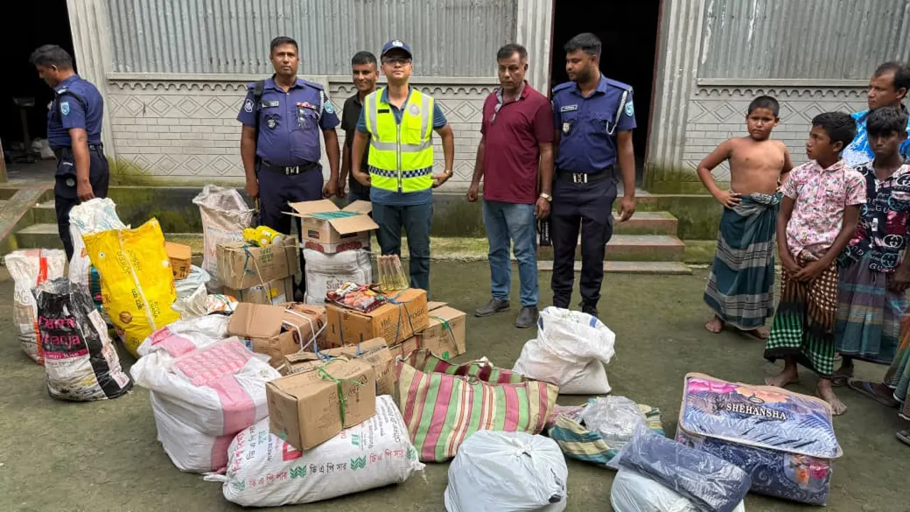 কুড়িগ্রামে ধানের গোলা থেকে ভারতীয় পণ্য জব্দ