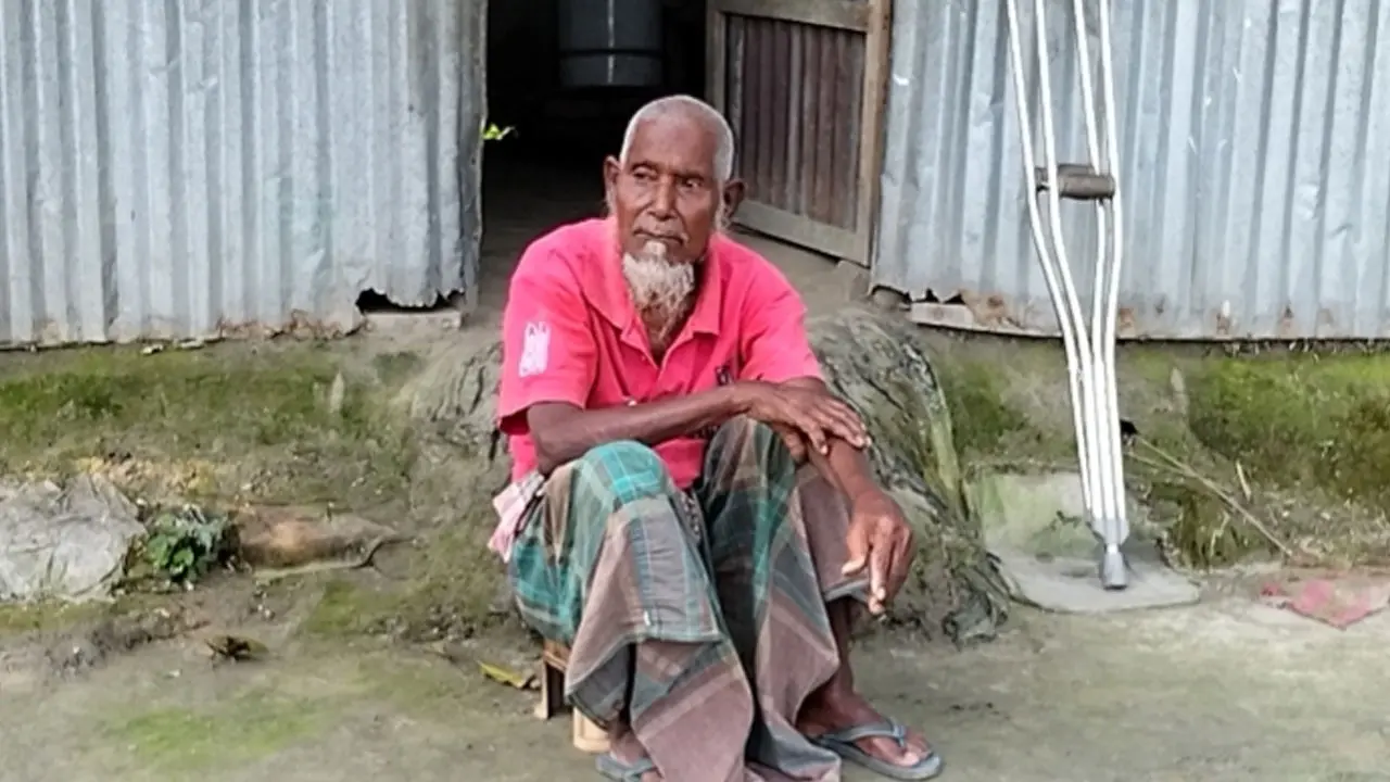 কেউ খাবার দিলে খান, না হলে উপোস থাকতে হয় হাফিজ উদ্দিনকে