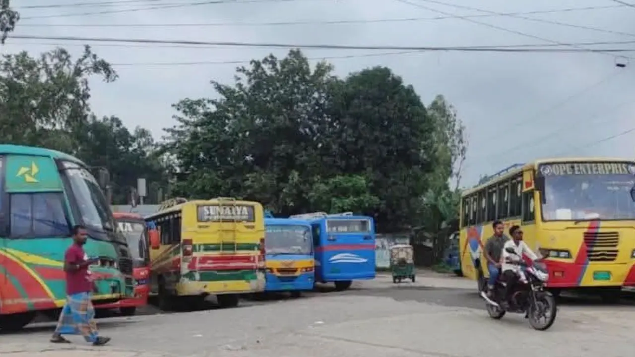 আগুন দেওয়ায় ভূরুঙ্গামারী থেকে কুড়িগ্রাম ও ঢাকা রুটে বাস চলাচল বন্ধ