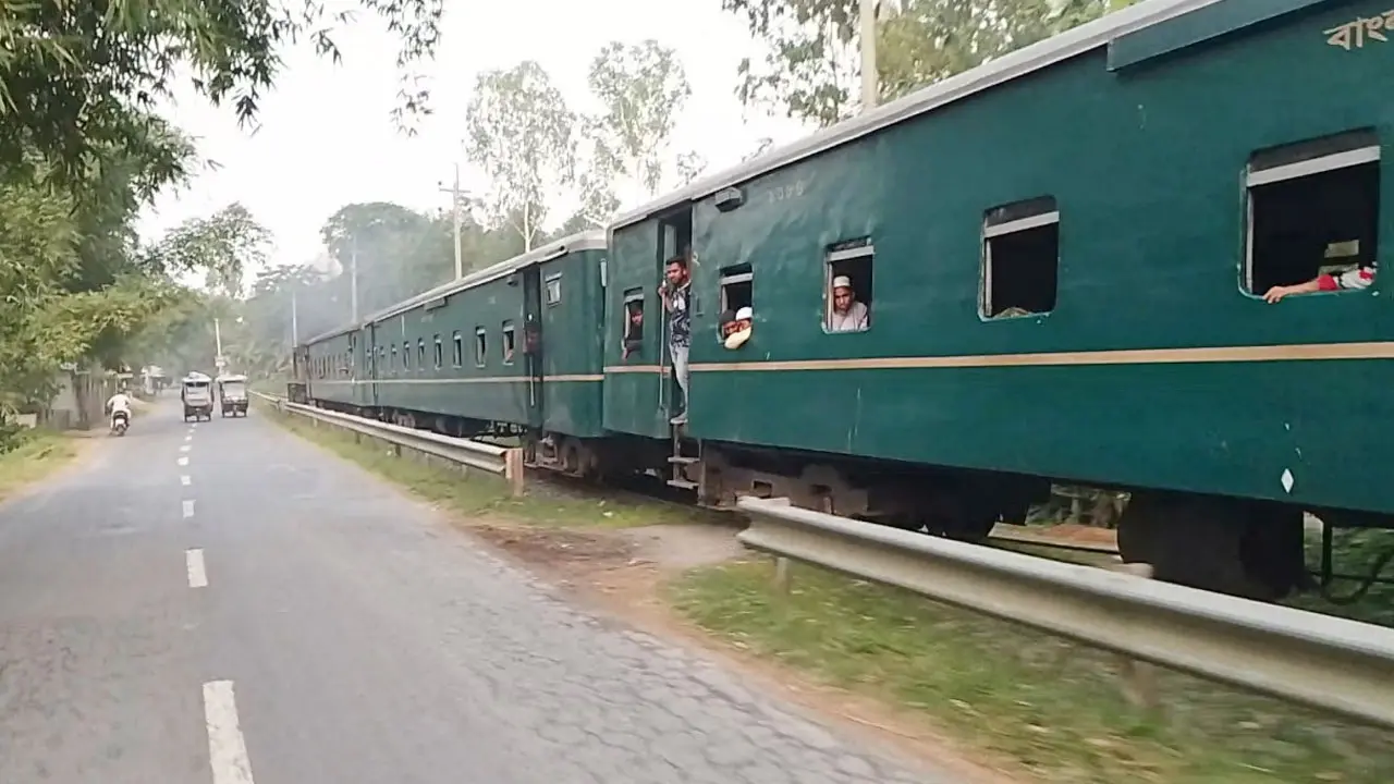 কুড়িগ্রামে ১২ ঘণ্টা পর ট্রেন চলাচল স্বাভাবিক