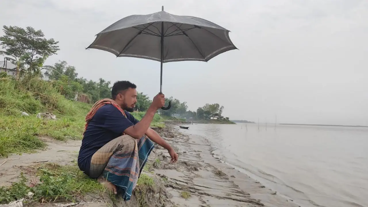যমুনা কেড়ে নিয়েছে ভিটেমাটি, স্থায়ী বাঁধের আশায় দিন গুনছেন মানিক