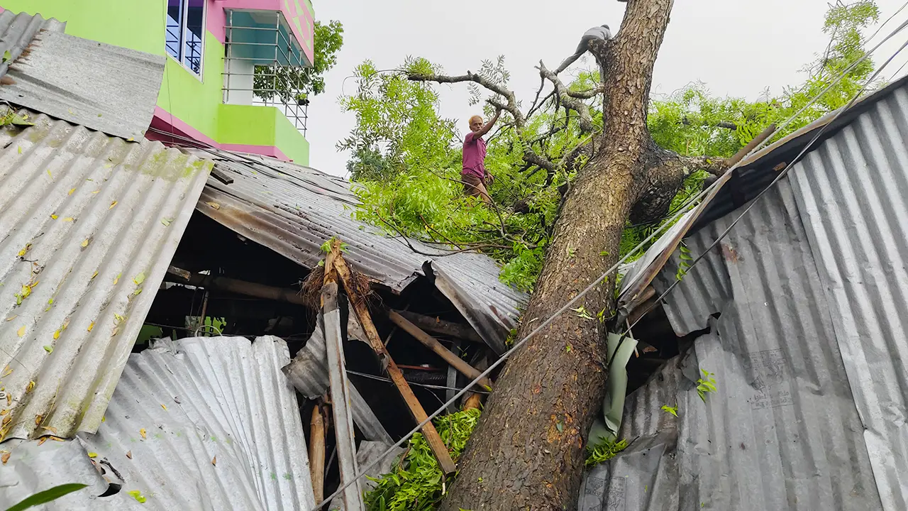 খোকসায় ঝড়ে তছনছ তিন গ্রাম