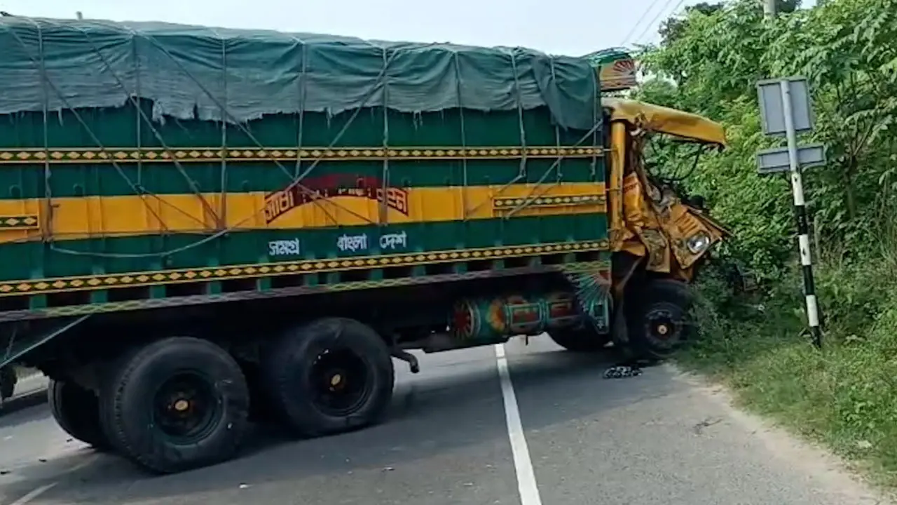 কুষ্টিয়ায় দুই ট্রাকের মুখোমুখি সংঘর্ষ, চালক নিহত