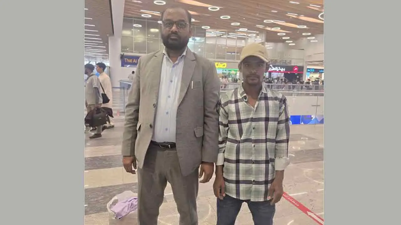 দূতাবাসের সহায়তায় কুয়েত থেকে দেশে ফিরলেন ৩ প্রবাসী কর্মী