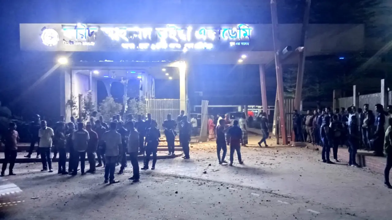 আবাসিক হল থেকে ছাত্রের মরদেহ উদ্ধার, হত্যা সন্দেহে উত্তেজনা-ভাঙচুর