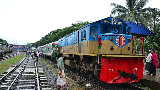 আড়াই ঘণ্টা পর চট্টগ্রামের সঙ্গে ট্রেন চলাচল শুরু