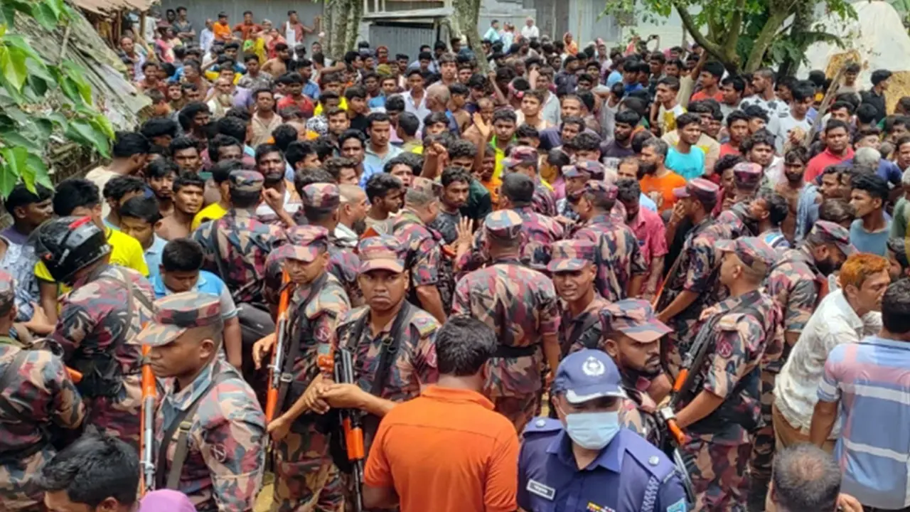 প্রশাসনের ওপর হামলার দুই মামলায় গ্রেপ্তার ১০