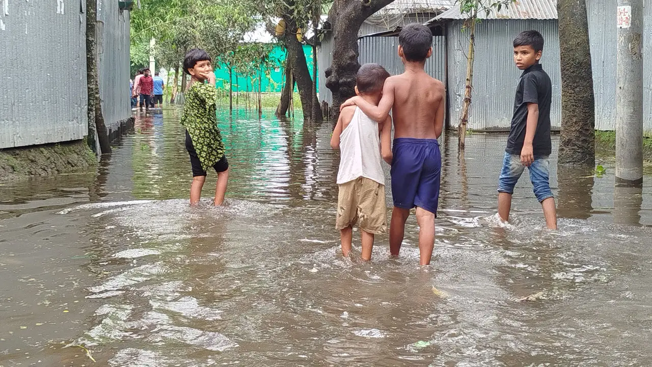 কমতে শুরু করেছে তিস্তার পানি, কাটেনি দুর্ভোগ