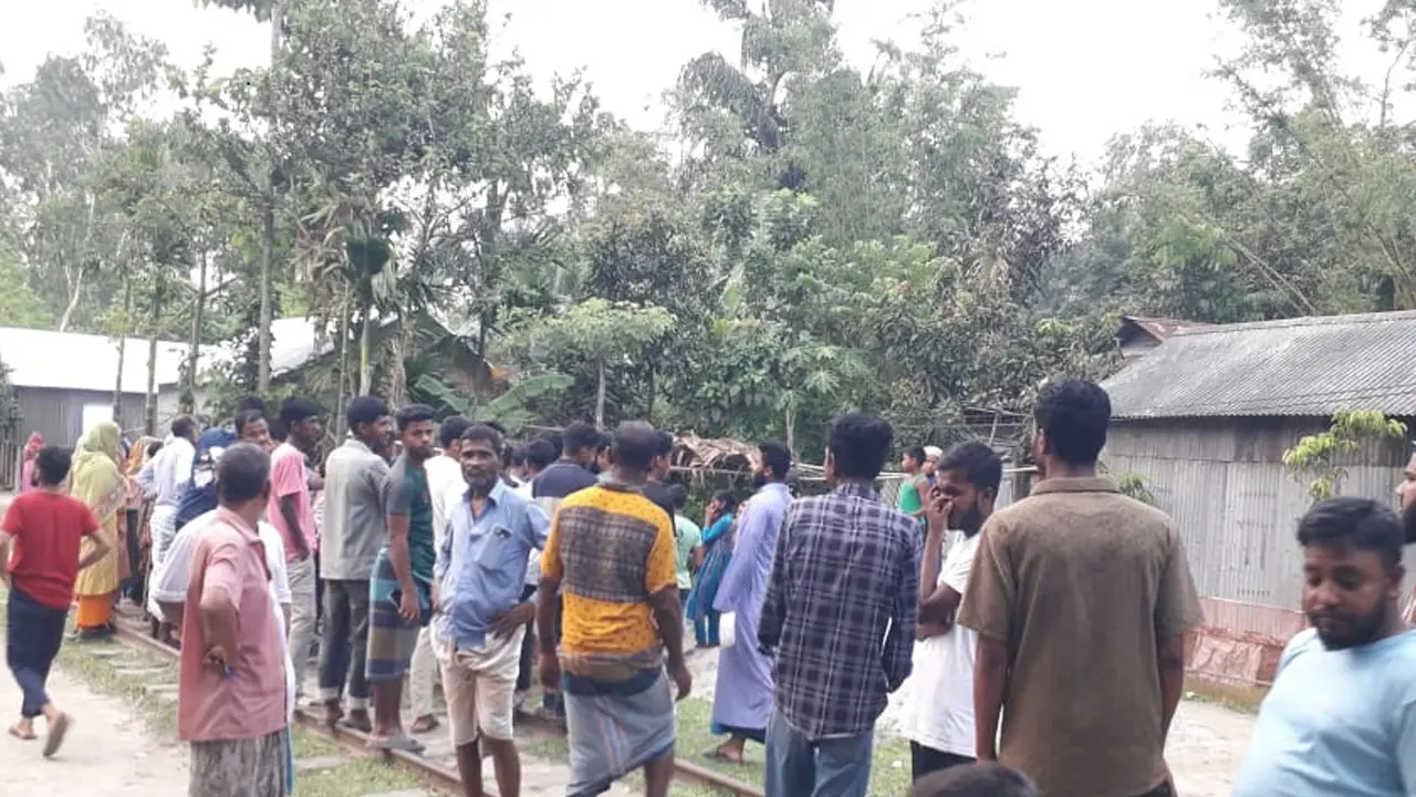 স্ত্রীর মর্যাদার দাবিতে অনশনে এইচএসসি পরীক্ষার্থী